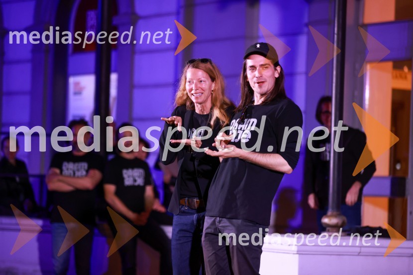  Nataša Matjašec Rošker, igralka;  Petja Labović, igralecDramanje pred Slovenskim narodnim gledališčem Maribor