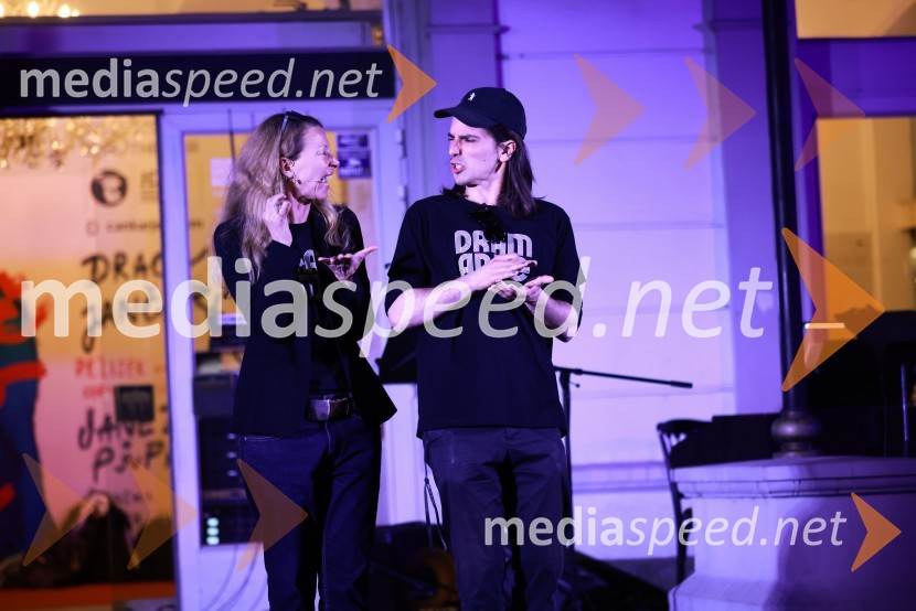  Nataša Matjašec Rošker, igralka;  Petja Labović, igralecDramanje pred Slovenskim narodnim gledališčem Maribor