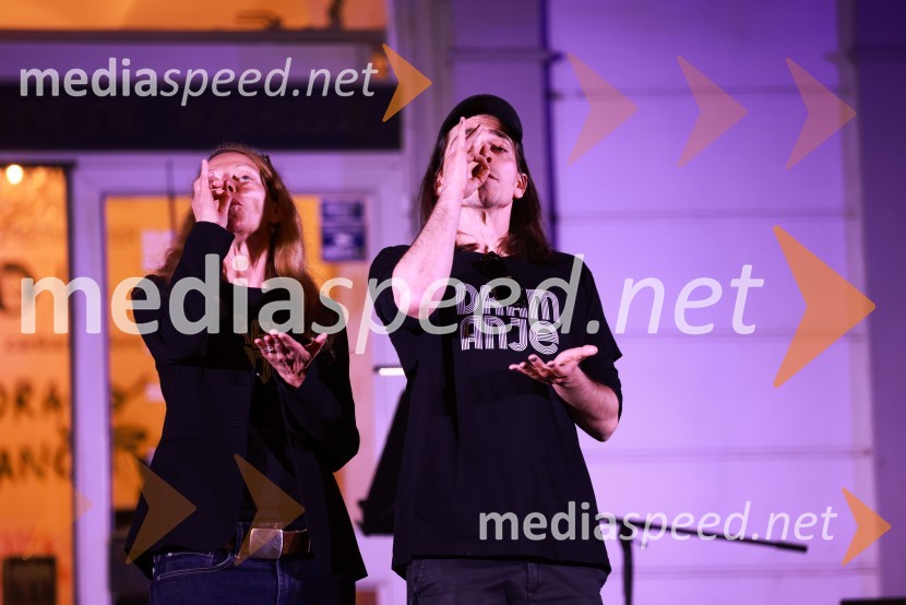  Nataša Matjašec Rošker, igralka;  Petja Labović, igralecDramanje pred Slovenskim narodnim gledališčem Maribor