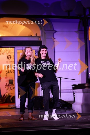  Nataša Matjašec Rošker, igralka;  Petja Labović, igralecDramanje pred Slovenskim narodnim gledališčem Maribor