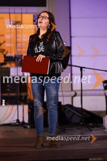  Ksenija Mišič, igralkaDramanje pred Slovenskim narodnim gledališčem Maribor