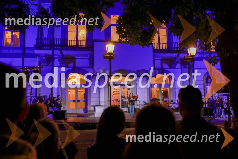  Ksenija Mišič, igralkaDramanje pred Slovenskim narodnim gledališčem Maribor