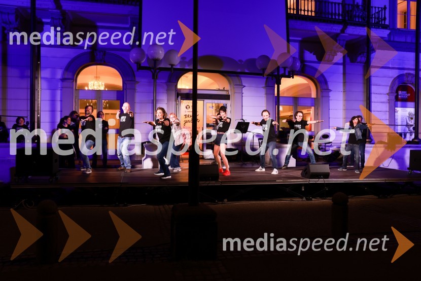 Dramanje pred Slovenskim narodnim gledališčem Maribor