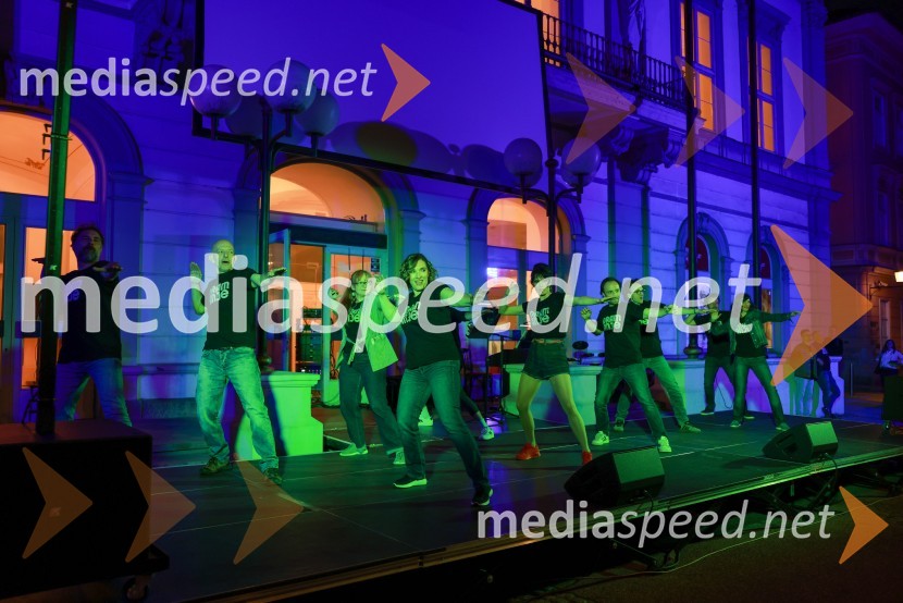 Dramanje pred Slovenskim narodnim gledališčem Maribor