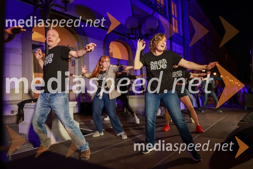  Vladimir Vlaškalić, igralec;  Mateja  Pucko, igralka;  Maša Žilavec, igralkaDramanje pred Slovenskim narodnim gledališčem Maribor