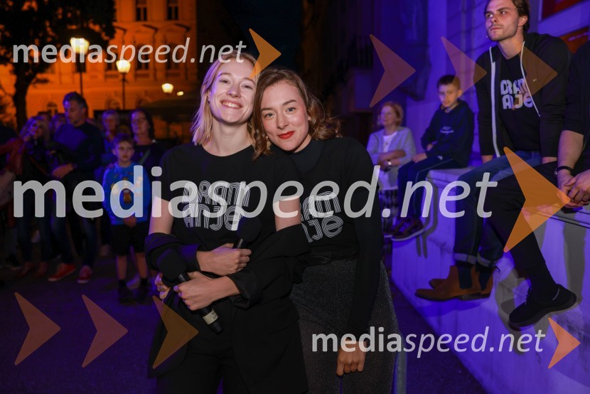  Julija Klavžar, igralka;  Liza Marijina, igralkaDramanje pred Slovenskim narodnim gledališčem Maribor