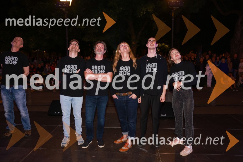  Matevž Biber, igralec;  Vojko Belšak, igralec;  Nataša Matjašec Rošker, igralka;  Žan Koprivnik, igralec;  Liza Marijina, igralkaDramanje pred Slovenskim narodnim gledališčem Maribor