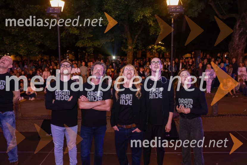  Matevž Biber, igralec;  Vojko Belšak, igralec;  Nataša Matjašec Rošker, igralka;  Žan Koprivnik, igralec;  Liza Marijina, igralkaDramanje pred Slovenskim narodnim gledališčem Maribor