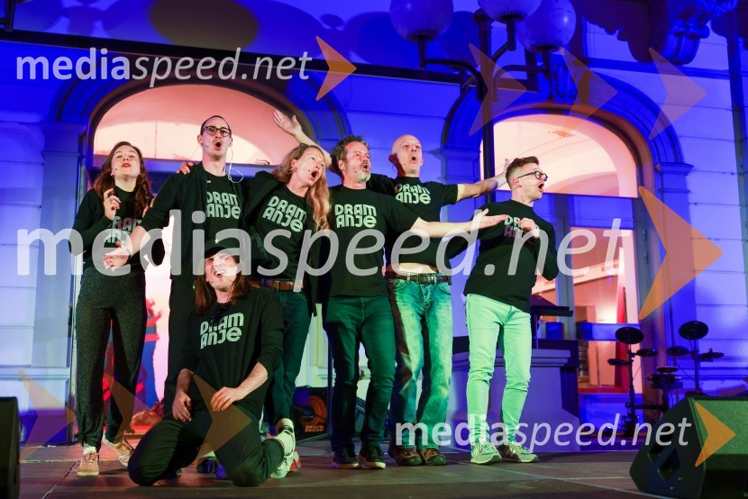  Liza Marijina, igralka;  Žan Koprivnik, igralec;  Petja Labović, igralec;  Nataša Matjašec Rošker, igralka;  Vojko Belšak, igralec;  Davor Herga, igralec;  Matevž Biber, igralecDramanje pred Slovenskim narodnim gledališčem Maribor