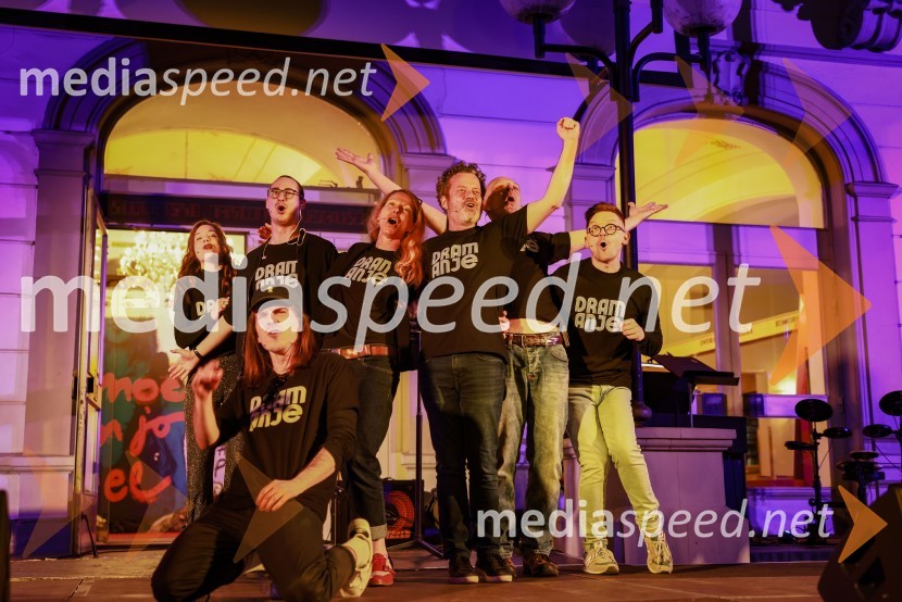  Liza Marijina, igralka;  Žan Koprivnik, igralec;  Petja Labović, igralec;  Nataša Matjašec Rošker, igralka;  Vojko Belšak, igralec;  Davor Herga, igralec;  Matevž Biber, igralecDramanje pred Slovenskim narodnim gledališčem Maribor