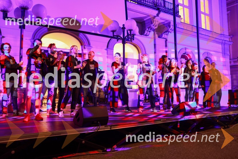 Dramanje pred Slovenskim narodnim gledališčem Maribor