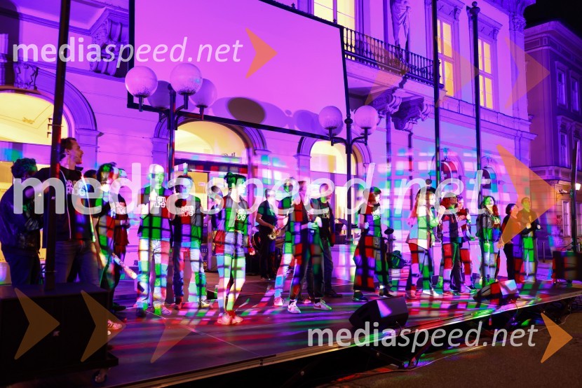 Dramanje pred Slovenskim narodnim gledališčem Maribor