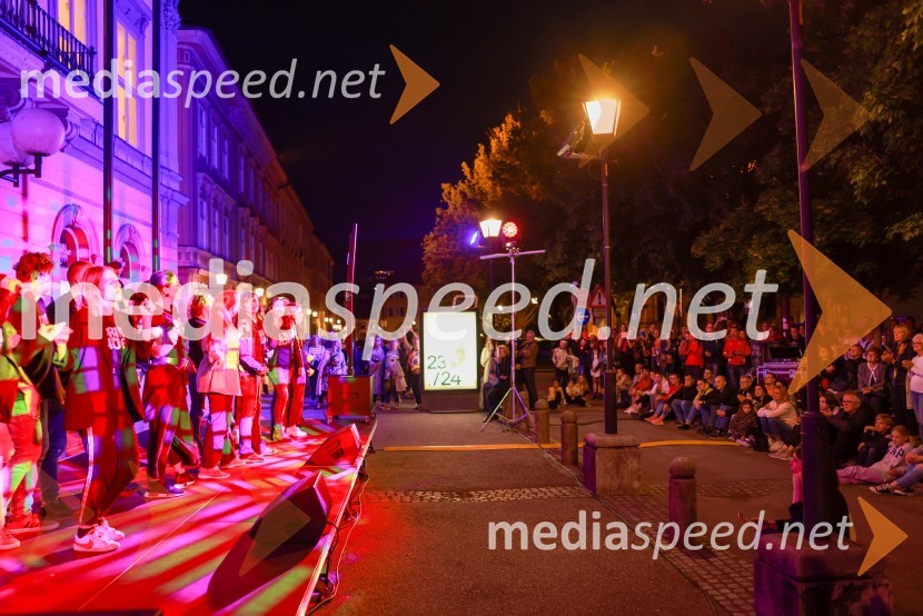 Dramanje pred Slovenskim narodnim gledališčem Maribor