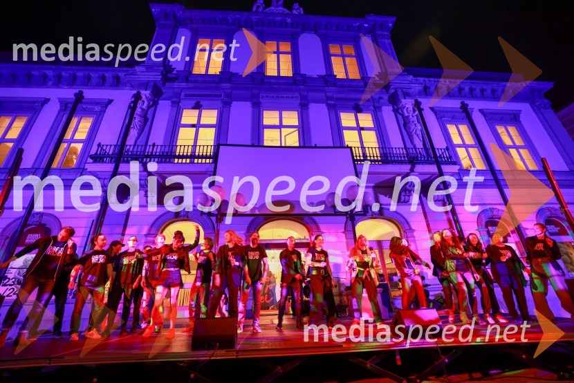 Dramanje pred Slovenskim narodnim gledališčem Maribor