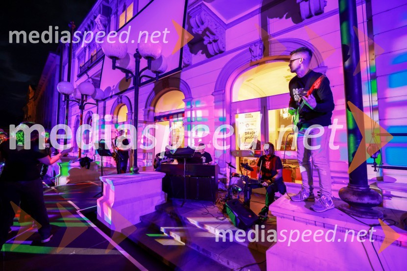 Dramanje pred Slovenskim narodnim gledališčem Maribor