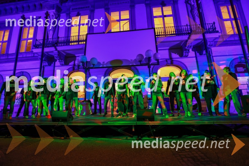 Dramanje pred Slovenskim narodnim gledališčem Maribor