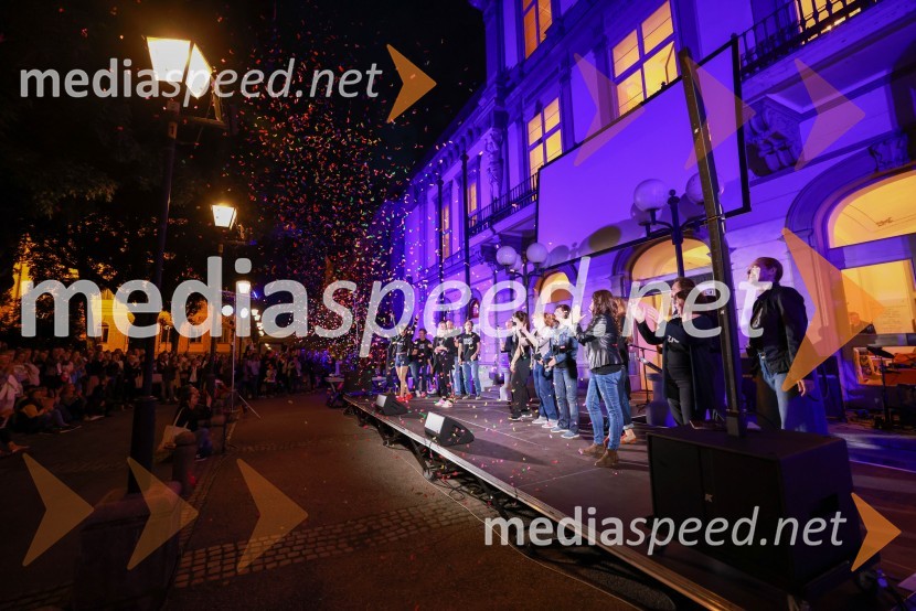 Dramanje pred Slovenskim narodnim gledališčem Maribor