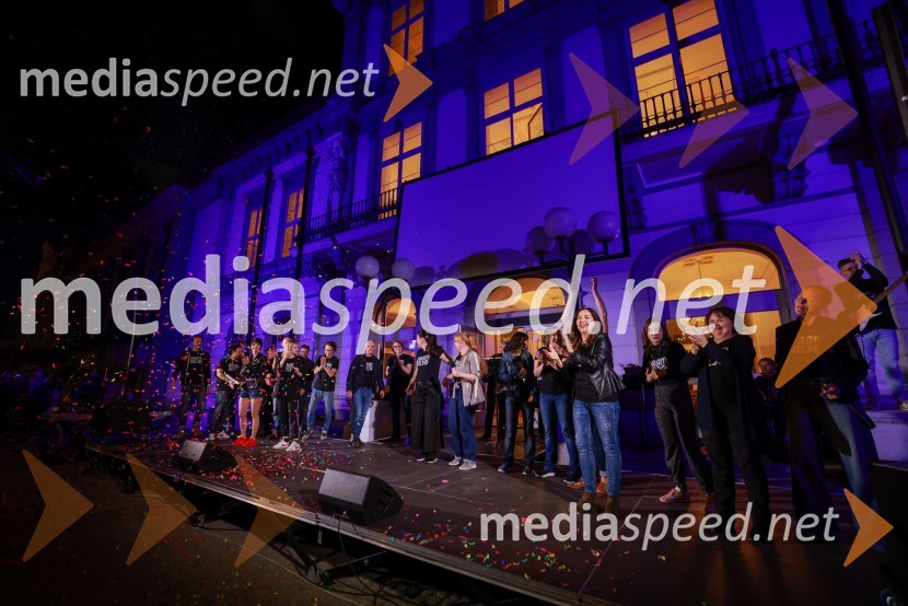 Dramanje pred Slovenskim narodnim gledališčem Maribor