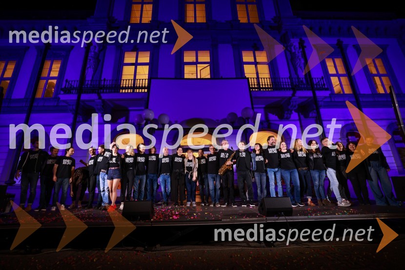 Dramanje pred Slovenskim narodnim gledališčem Maribor