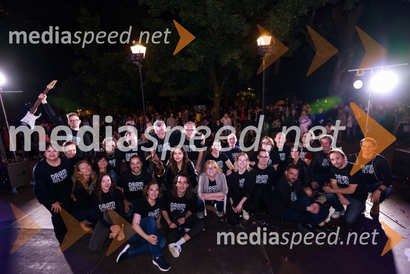 Dramanje pred Slovenskim narodnim gledališčem Maribor