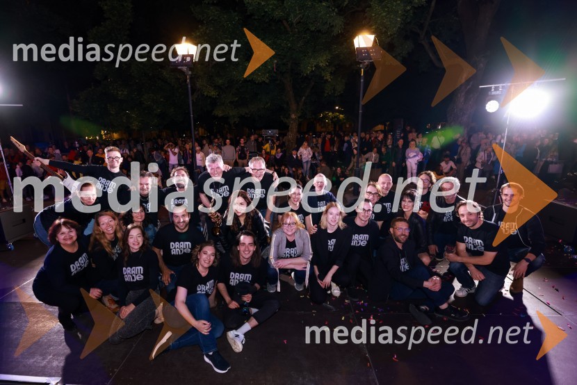 Dramanje pred Slovenskim narodnim gledališčem Maribor