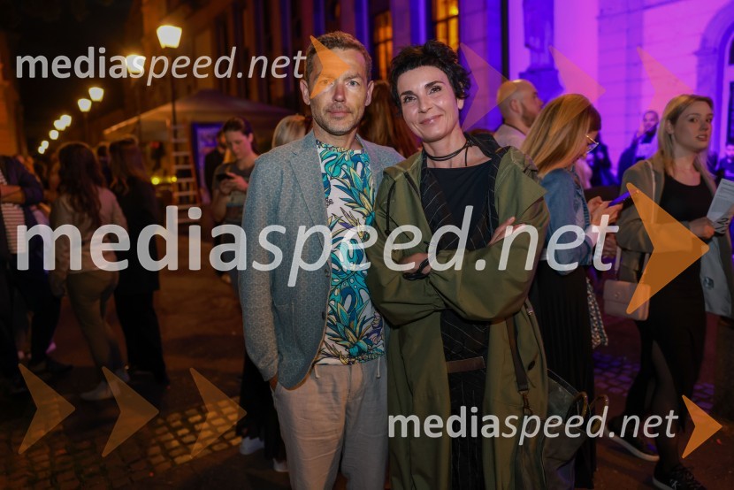  Aleš Novak, umetniški direktor Festival Borštnikovo srečanje;  Tajka Šnuderl NovakDramanje pred Slovenskim narodnim gledališčem Maribor