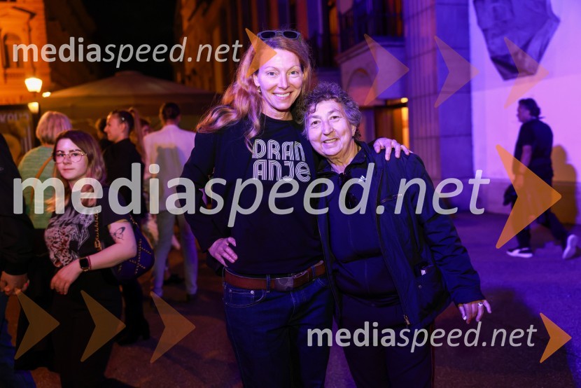  Nataša Matjašec Rošker, igralka;  Dragica Petrovič, režiserka in producentkaDramanje pred Slovenskim narodnim gledališčem Maribor