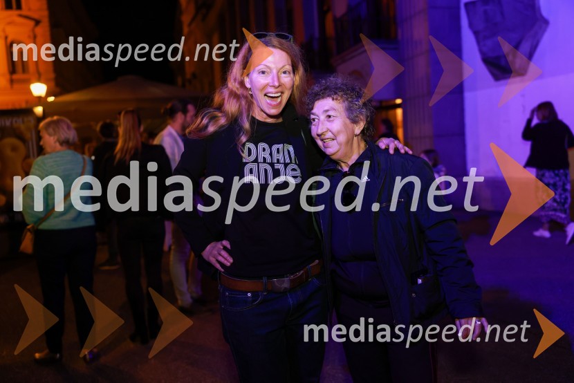  Nataša Matjašec Rošker, igralka;  Dragica Petrovič, režiserka in producentkaDramanje pred Slovenskim narodnim gledališčem Maribor