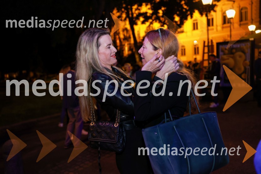  Anita Kolbl;  Nataša Matjašec Rošker, igralkaDramanje pred Slovenskim narodnim gledališčem Maribor