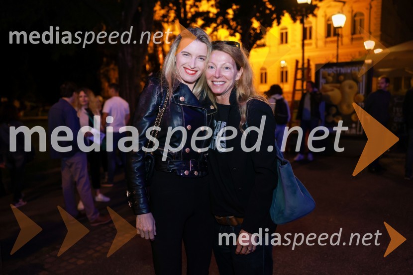  Anita Kolbl;  Nataša Matjašec Rošker, igralkaDramanje pred Slovenskim narodnim gledališčem Maribor