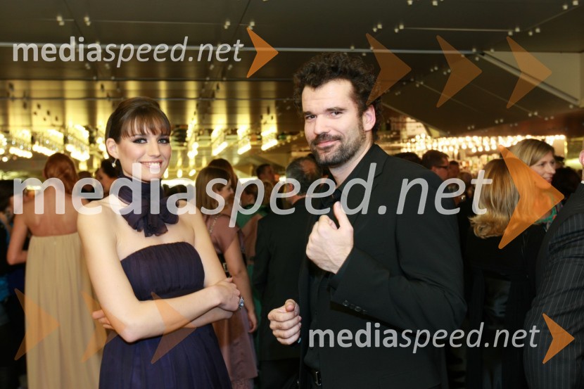 Nataša Pinoza, Miss Universe Slovenije 2006 in Peter Mankoč, plavalecViktorji 2008, druženje pred dvorano