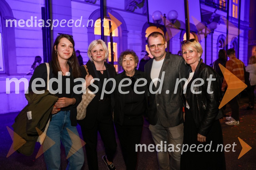  Zala Koren, SNG Maribor Drama, urednica socialnih omrežij;  Darja Čižek, marketing SNG Maribor;  Dragica Petrovič, režiserka in producentka;  Alan Kavčič, predstavnik za odnose z javnostmi SNG Maribor;  Anja  Žižek, marketing SNG MariborDramanje pred Slovenskim narodnim gledališčem Maribor