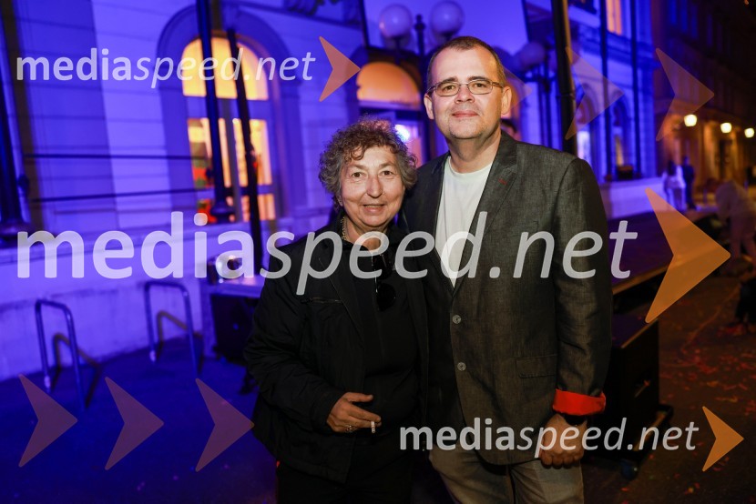  Dragica Petrovič, režiserka in producentka;  Alan Kavčič, predstavnik za odnose z javnostmi SNG MariborDramanje pred Slovenskim narodnim gledališčem Maribor