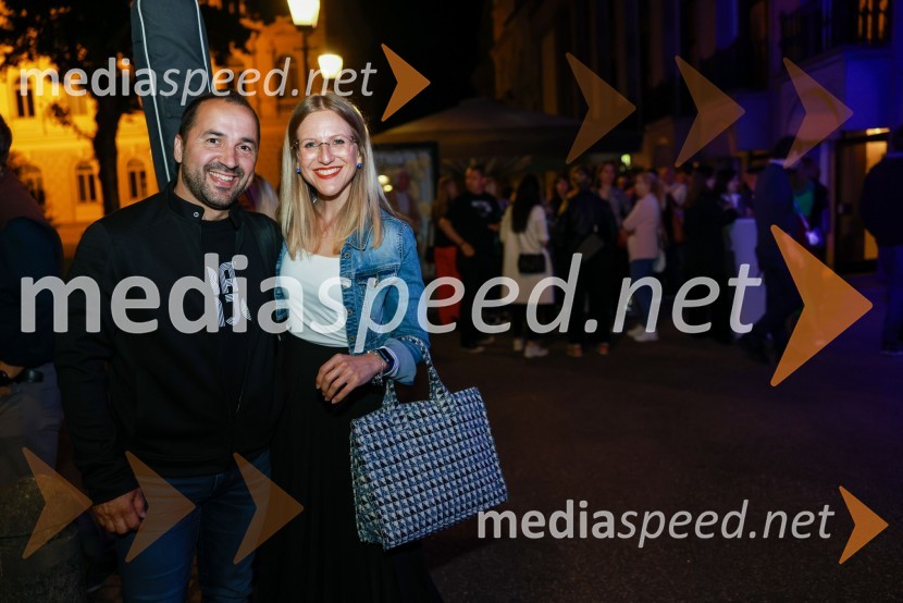  Tim Ribič, SNG Maribor;  Špela Pokeržnik, glasbenica in novinarkaDramanje pred Slovenskim narodnim gledališčem Maribor