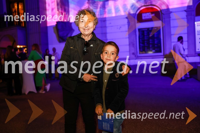  Dragica Petrovič, režiserka in producentka;  Teo Anton CvetkoDramanje pred Slovenskim narodnim gledališčem Maribor