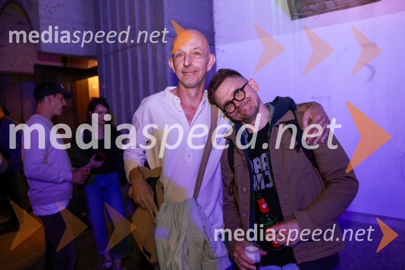  Davor Herga, igralec;  Matevž Biber, igralecDramanje pred Slovenskim narodnim gledališčem Maribor