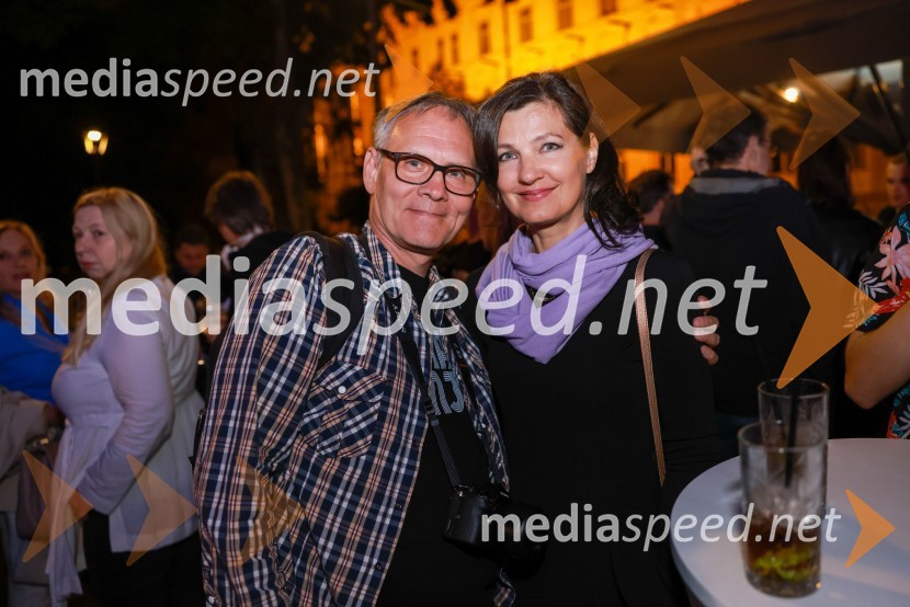  Robert Mraček, zborovodja SNG Maribor;  Mateja MračekDramanje pred Slovenskim narodnim gledališčem Maribor