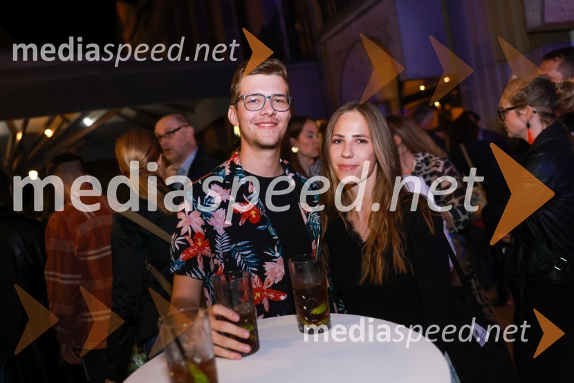 Dramanje pred Slovenskim narodnim gledališčem Maribor