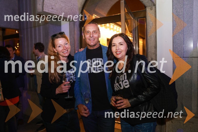  Nataša Matjašec Rošker, igralka;  Danilo Rošker, direktor SNG Maribor;  Ksenija Mišič, igralkaDramanje pred Slovenskim narodnim gledališčem Maribor