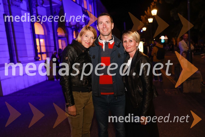  ... ;  ... ;  Anja  Žižek, marketing SNG MariborDramanje pred Slovenskim narodnim gledališčem Maribor