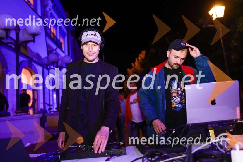 Dramanje pred Slovenskim narodnim gledališčem Maribor