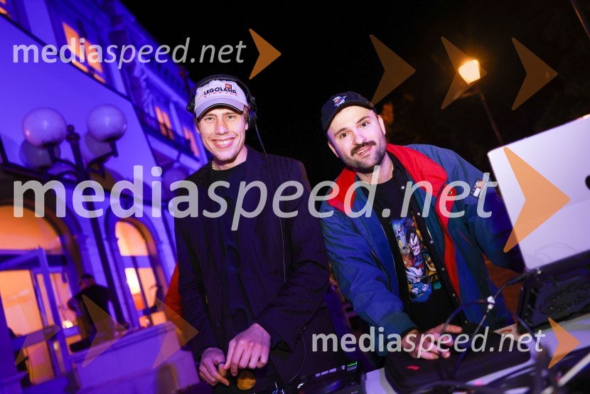 Dramanje pred Slovenskim narodnim gledališčem Maribor