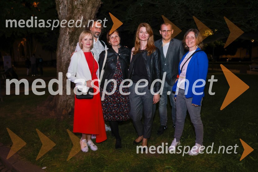  ... ;  ... ;  Andreja Sršen Dobaj, dopisnica STA;  Maja Borin, dramaturginja;  Alan Kavčič, predstavnik za odnose z javnostmi SNG Maribor;  ... Dramanje pred Slovenskim narodnim gledališčem Maribor