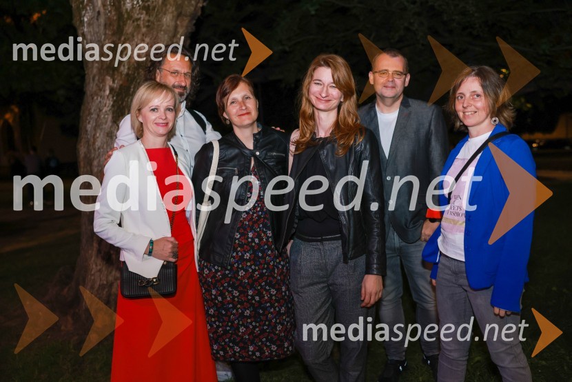  ... ;  ... ;  ... ;  Maja Borin, dramaturginja;  Alan Kavčič, predstavnik za odnose z javnostmi SNG Maribor;  ... Dramanje pred Slovenskim narodnim gledališčem Maribor