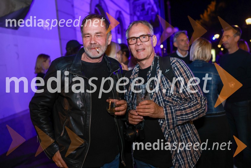  Jure Ivanušič, dramski igralec in glasbenik;  Robert Mraček, zborovodja SNG MariborDramanje pred Slovenskim narodnim gledališčem Maribor