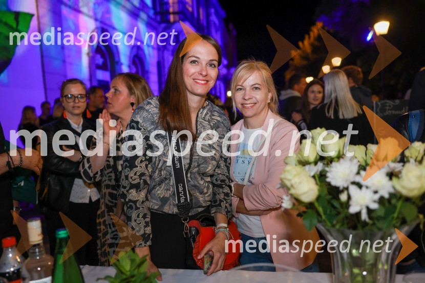  Špela Lešnik, producentka Drame SNG Maribor;  Daša Šprinčnik, izvršna producentka in odnosi z javnostmi FBSDramanje pred Slovenskim narodnim gledališčem Maribor