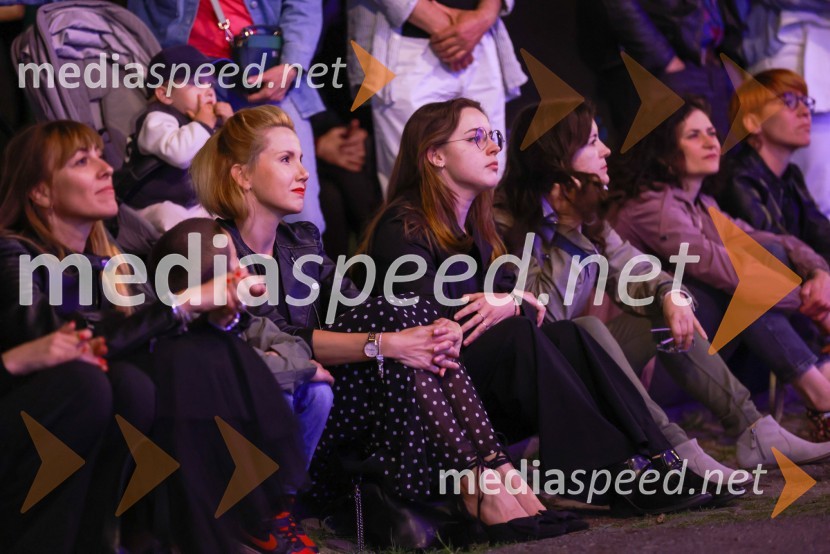  Natalija Cvetko, Mediaspeed d.o.o.;  ... Dramanje pred Slovenskim narodnim gledališčem Maribor