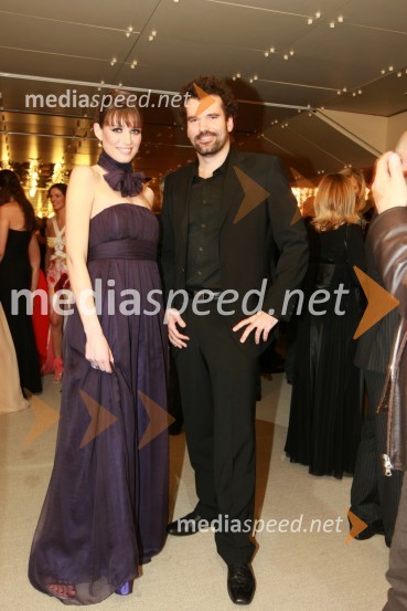 Nataša Pinoza, Miss Universe Slovenije 2006 in Peter Mankoč, plavalecViktorji 2008, druženje pred dvorano