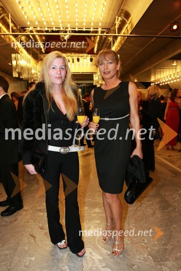 Mojca Blažej Cirej, radijska in televizijska voditeljica s hčerkoViktorji 2008, druženje pred dvorano