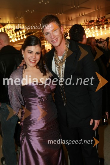 Ana Marija Mitič, igralka in voditeljica in Erik Ferfolja, pevec, maneken in novinarViktorji 2008, druženje pred dvorano